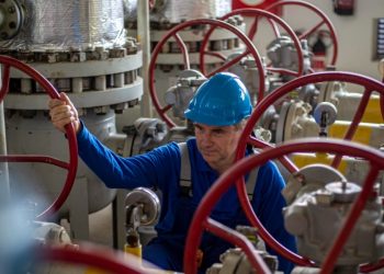 Un addetto agli stoccaggi del gas (Ansa)