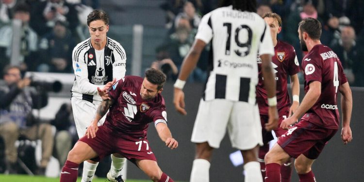 Kenan Yildiz contro Karol Linetty in Juventus Torino (Foto ANSA)
