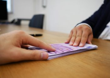 Scambio soldi a mano