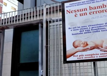 Esterno della parrocchia dove era installata una culla termica a Bari (Foto: La vita in diretta)