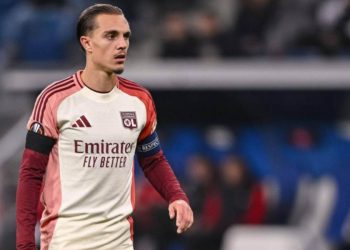 Maxence Caqueret con la maglia dell'Olympique Lyonnais