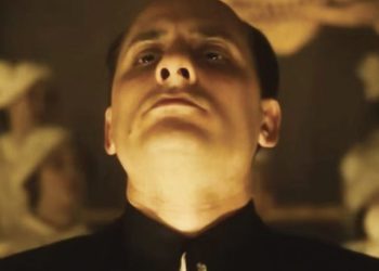 Luca Marinelli impersona Mussolini ne "M - Il figlio del secolo" (una scena del fil)