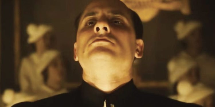 Luca Marinelli impersona Mussolini ne "M - Il figlio del secolo" (una scena del fil)