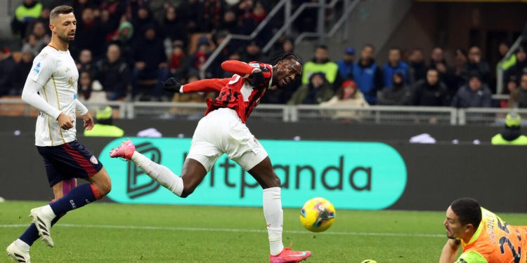 Elia Caprile salva su Tammy Abraham in Milan Cagliari (Foto ANSA)