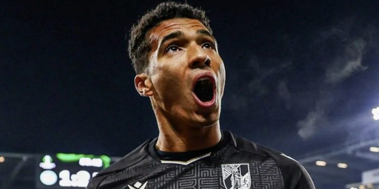 Alberto Costa con la maglia del Vitoria Guimaraes