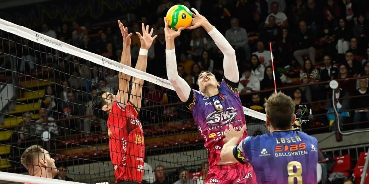 Simone Giannelli alza in Perugia Ceske Budejovice di Champions League (da facebook.com/SirSafetyPerugiaVolley)