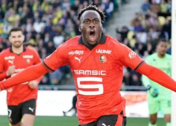 Arnaud Kalimuendo con la maglia dello Stade Rennais