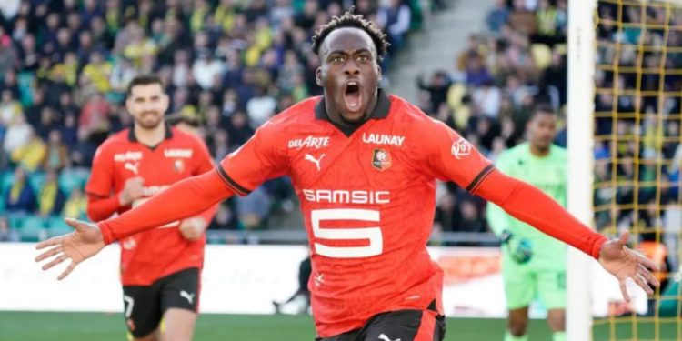 Arnaud Kalimuendo con la maglia dello Stade Rennais
