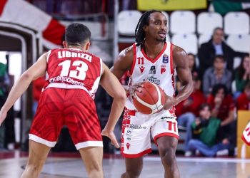 Matteo Librizzi contro Michael Forrest in Varese Pistoia (da facebook.com/pistoiabasket)