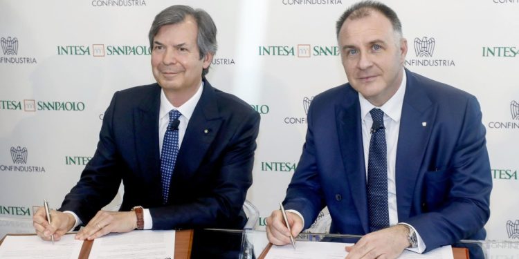 Il Ceo di Intesa Sanpaolo Carlo Messina e il Presidente di Confindustria Emanuele Orsini (Ansa)