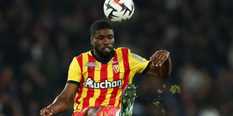 Kevin Danso con la maglia del Lens