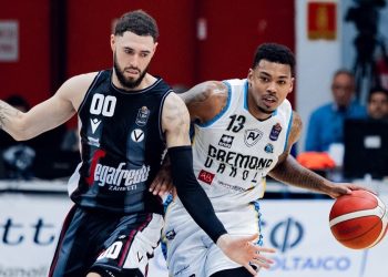 Trevor Lacey contro Isaia Cordinier in Cremona Virtus Bologna (da facebook.com/VanoliBasketCremona)