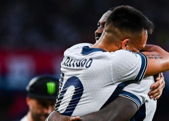 L'abbraccio tra Lautaro Martinez e Marcus Thuram con l'Inter (Foto ANSA)