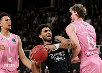 Anthony Lamb contro Artem Pustovyi e Yannick Kraag in Trento Joventut Badalona (da facebook.com/AquilaBasketTN)