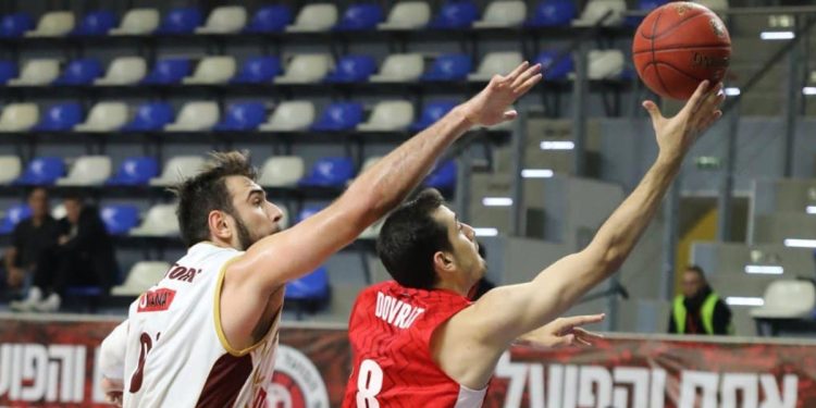 Un momento di Hapoel Gerusalemme Venezia in Eurocup (da facebook.com/JerusalemBasket)