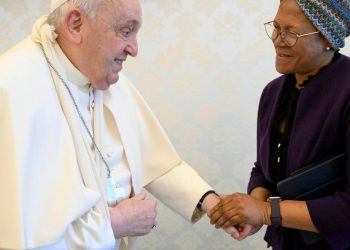 Braccio contuso per Papa Francesco