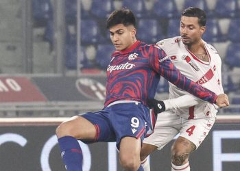 Santiago Castro contro Armando Izzo in Monza Bologna (Foto ANSA)