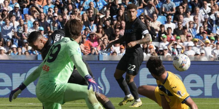 Marco Carnesecchi affronta Matteo Politano in Napoli Atalanta (Foto ANSA)