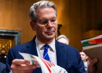 Scott Bessent durante l'audizione al Senato (Ansa)