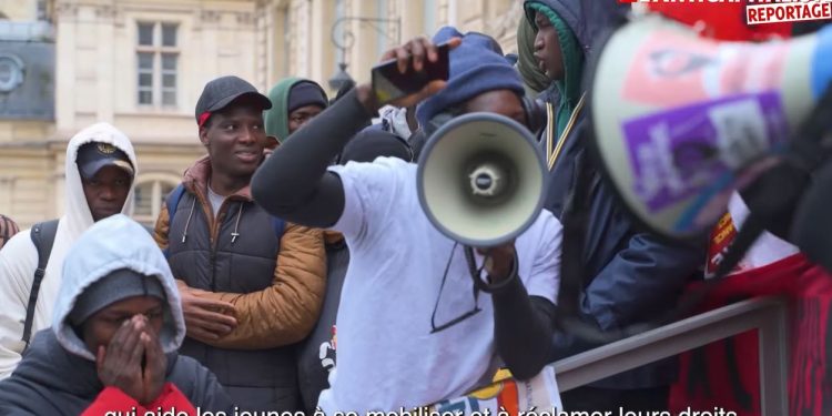I migranti che stanno occupando il teatro (Foto: Youtube)
