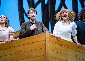 Una scena del musical “Aggiungi un posto a tavola” (ph Chiara Lucarelli)