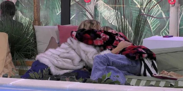 eva grimaldi e stefania orlando si abbracciano