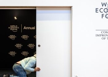 I preparativi per il World economic forum a Davos (Ansa)