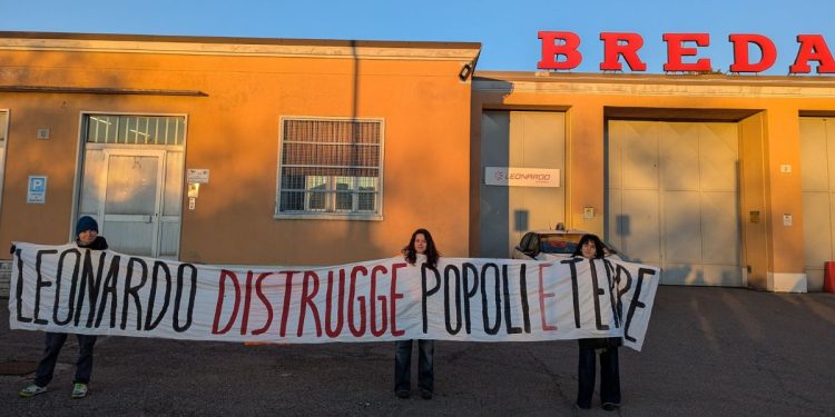 sit-in alla sede della Leonardo di Brescia
