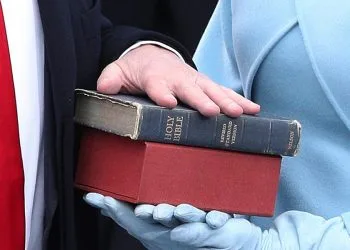 Il giuramento di Donald Trump il 20 gennaio 2017. Tutto è pronto per la replica (Ansa)