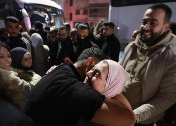 Detenuti palestinesi rilasciati da Israele riabbracciano i familiari a Ramallah, in Cisgiordania (Ansa)