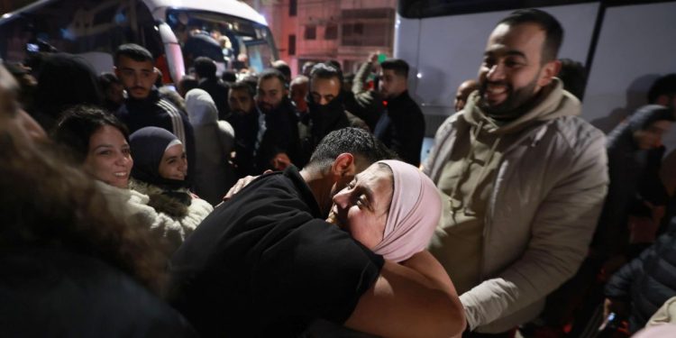Detenuti palestinesi rilasciati da Israele riabbracciano i familiari a Ramallah, in Cisgiordania (Ansa)