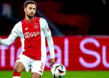 Devyne Rensch con la maglia dell'Ajax