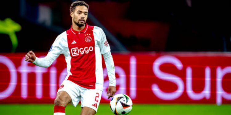 Devyne Rensch con la maglia dell'Ajax
