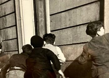 Robert Doisneau, "La sonnette, Paris 1934" (particolare)