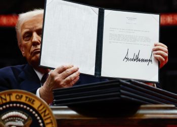 Trump firma ordini esecutivi