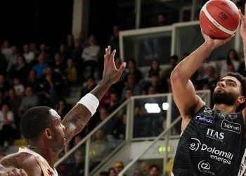 Anthony Lamb al tiro con Trento contro Venezia (da facebook.com/AquilaBasketTN)