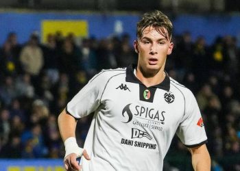 Francesco Pio Esposito con lo Spezia (da facebook.com/SpeziaCalcio)