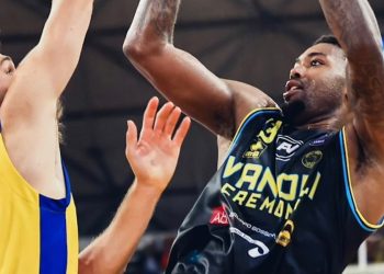 Tajion Jones contro Federico Miaschi in Scafati Cremona (da facebook.com/VanoliBasketCremona)