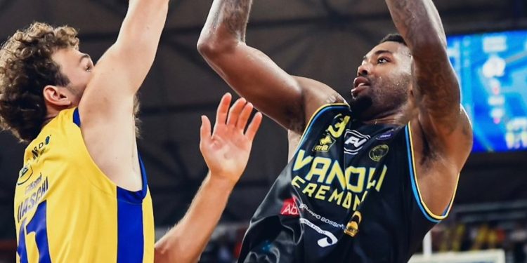 Tajion Jones contro Federico Miaschi in Scafati Cremona (da facebook.com/VanoliBasketCremona)