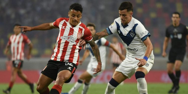 Valentin Gomez con la maglia del Velez