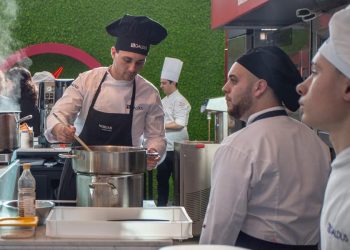 Ragazzi impegnati nella formazione professionale in Galdus (Ansa)