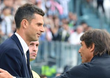 Thiago Motta e Antonio Conte si salutano prima di Juventus Napoli (Foto ANSA)
