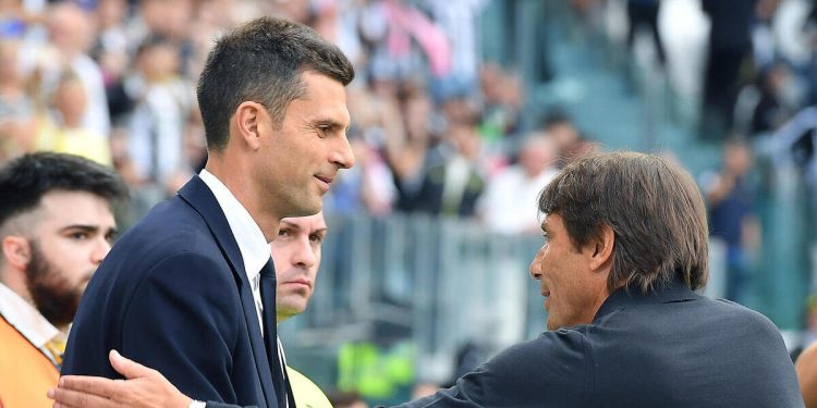 Thiago Motta e Antonio Conte si salutano prima di Juventus Napoli (Foto ANSA)