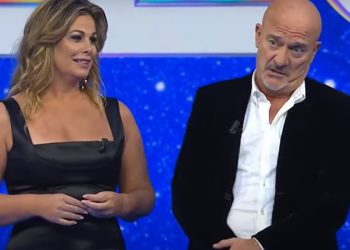 Vanessa Incontrada e Claudio Bisio a Zelig (Foto: Screen)