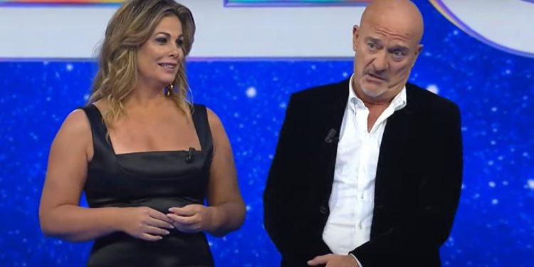 Vanessa Incontrada e Claudio Bisio a Zelig (Foto: Screen)