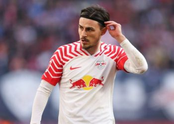 Eljif Elmas con la maglia del Red Bull Lipsia