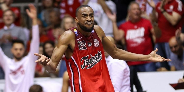 Markel Brown esulta con la Pallacanestro Trieste (da facebook.com/pallacanestrotrieste)