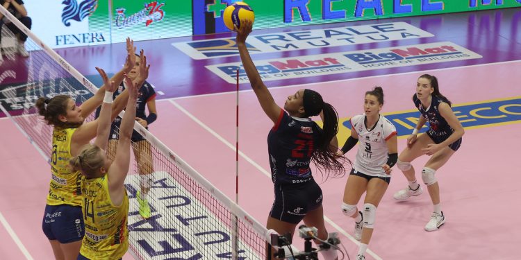 Lovet Omoruyi all'attacco in Chieri Conegliano (da legavolleyfemminile.it)