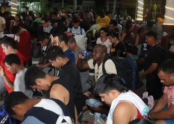 Immigrati al confine tra Messico e Stati Uniti (Ansa)