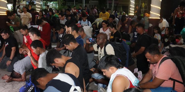 Immigrati al confine tra Messico e Stati Uniti (Ansa)